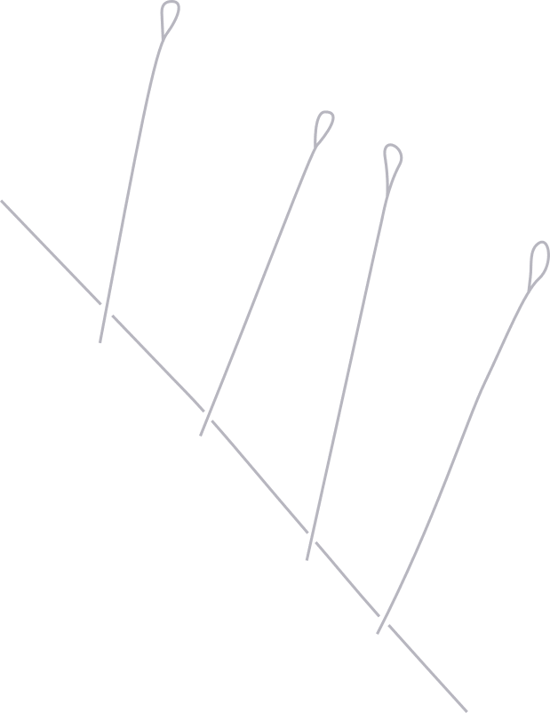 Entlang einer Kante sind Insektennadeln gesteckt. Tomedi Textilrestaurierung