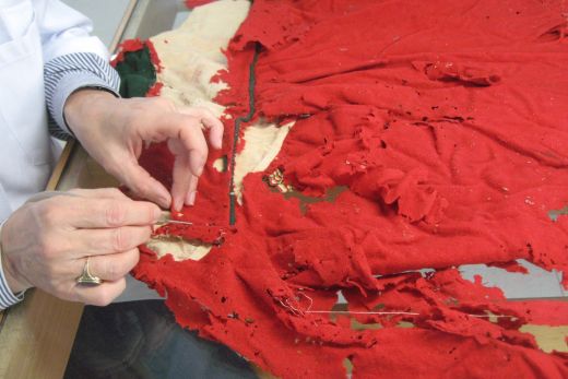 Das stark Motten geschädigte Hemd wird abgesaugt. Tomedi Textilrestaurierung