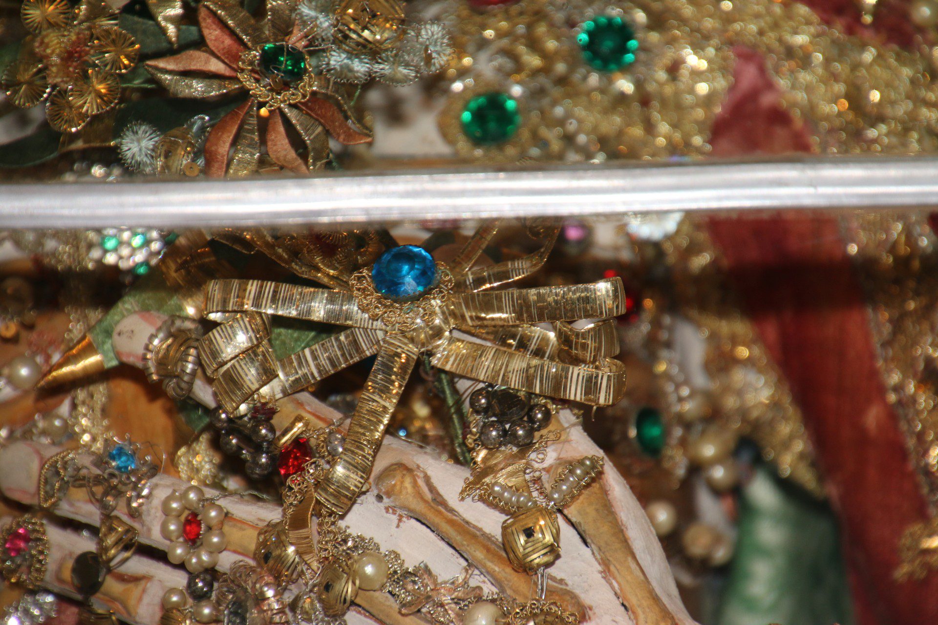 Feine Klosterarbeiten in unterschiedlicher Ausführung wurden für den Schmuck des Katakombenheiligen verwendet. Tomedi Textilrestaurierung