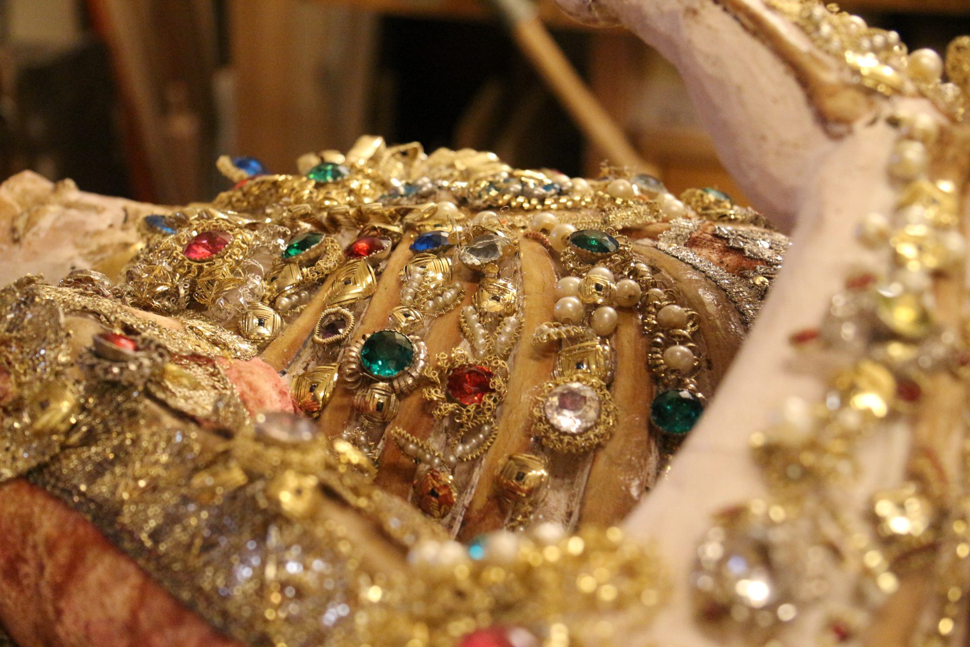 Der Brustkorb des Katakombenheiligen ist mit aufwendigen Klosterarbeiten verziert. Tomedi Textilrestaurierung