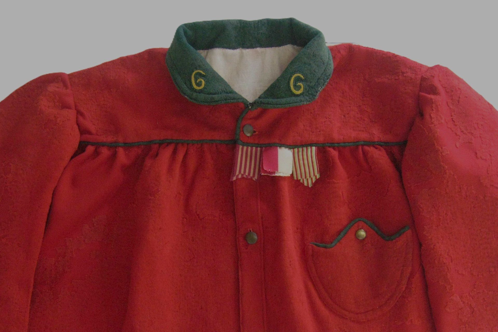 Dopo il restauro conservativo della giubba le lacune sono state consolidate. Tomedi Textilrestaurierung