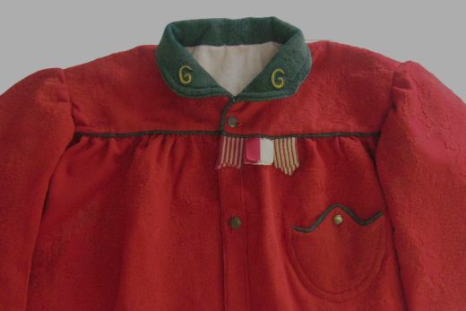 Le lacune nel tessuto rosso sono stati consolidati dopo il restauro conservativo. Tomedi Textilrestaurierung