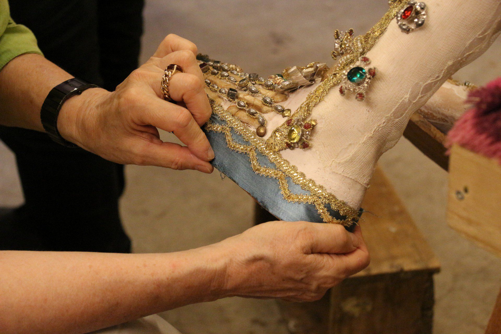 After cleaning and consolidation, individual parts are reassembled at the feet of a catacomb saint. Tomedi Textilrestaurierung